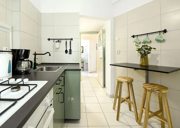 Stylish & Spacious Near The Old Town - A Touch Of History, A Dash Of Modernity *