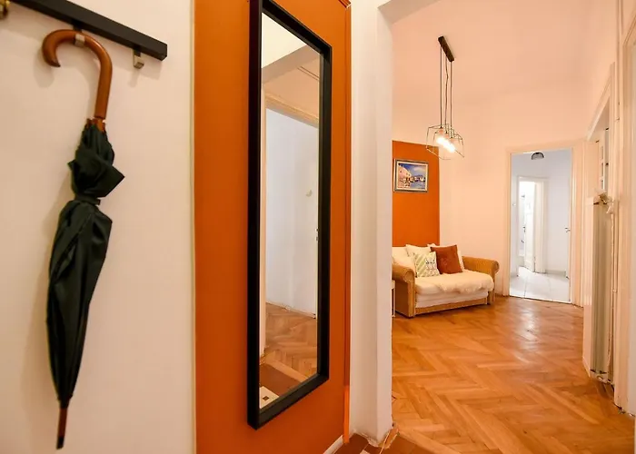 Stylish & Spacious Near The Old Town - A Touch Of History, A Dash Of Modernity アパート