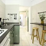 Stylish & Spacious Near The Old Town - A Touch Of History, A Dash Of Modernity *