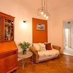 Stylish & Spacious Near The Old Town - A Touch Of History, A Dash Of Modernity アパート ブカレスト