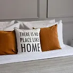 Stylish & Spacious Near The Old Town - A Touch Of History, A Dash Of Modernity