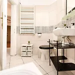 アパート Stylish & Spacious Near The Old Town - A Touch Of History, A Dash Of Modernity