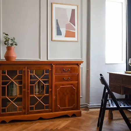 Stylish & Spacious Near The Old Town - A Touch Of History, A Dash Of Modernity *