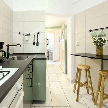 Stylish & Spacious Near The Old Town - A Touch Of History, A Dash Of Modernity *