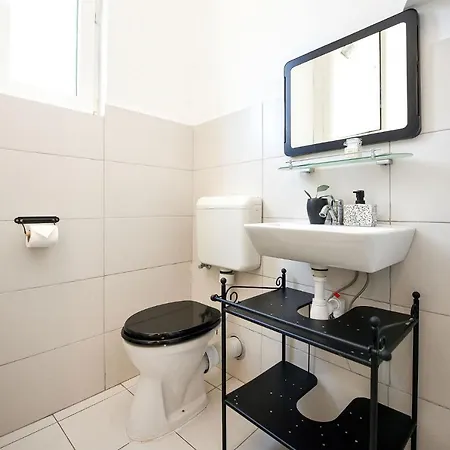 Stylish & Spacious Near The Old Town - A Touch Of History, A Dash Of Modernity