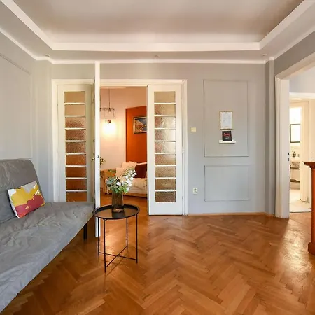 Stylish & Spacious Near The Old Town - A Touch Of History, A Dash Of Modernity *