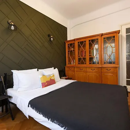 Stylish & Spacious Near The Old Town - A Touch Of History, A Dash Of Modernity Apartment *