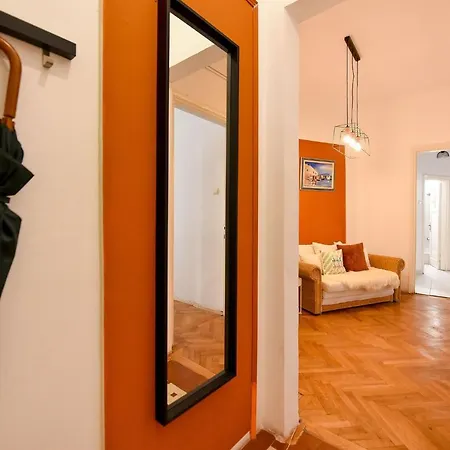 Stylish & Spacious Near The Old Town - A Touch Of History, A Dash Of Modernity 公寓