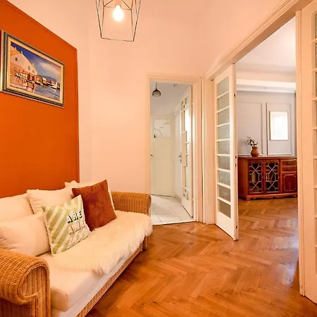 Stylish & Spacious Near The Old Town - A Touch Of History, A Dash Of Modernity