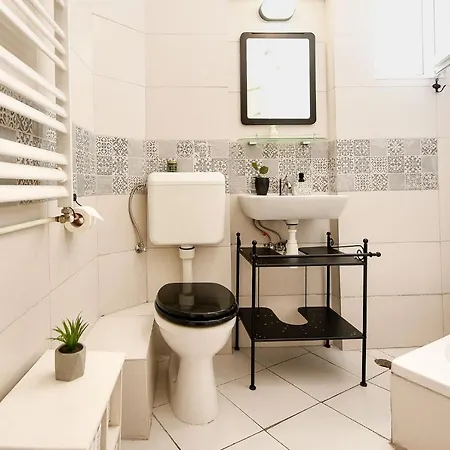 Διαμέρισμα Stylish & Spacious Near The Old Town - A Touch Of History, A Dash Of Modernity
