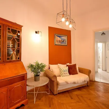 Stylish & Spacious Near The Old Town - A Touch Of History, A Dash Of Modernity Διαμέρισμα Βουκουρέστι