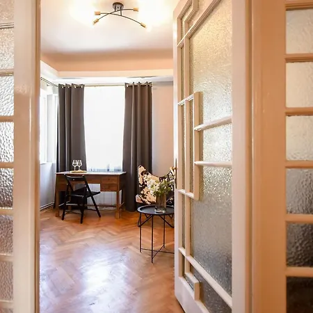 公寓 Stylish & Spacious Near The Old Town - A Touch Of History, A Dash Of Modernity *