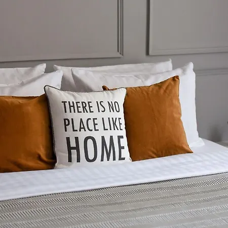 Stylish & Spacious Near The Old Town - A Touch Of History, A Dash Of Modernity