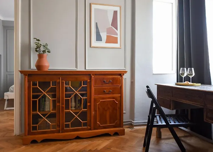 Stylish & Spacious Near The Old Town - A Touch Of History, A Dash Of Modernity *