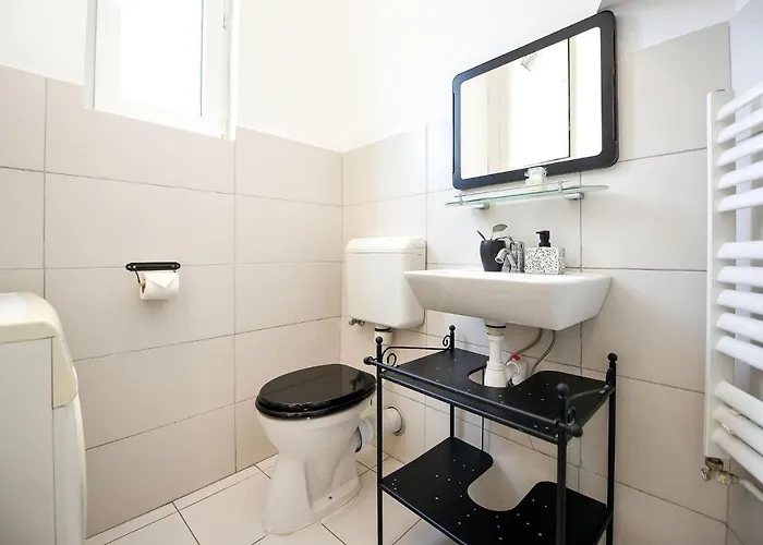 Stylish & Spacious Near The Old Town - A Touch Of History, A Dash Of Modernity