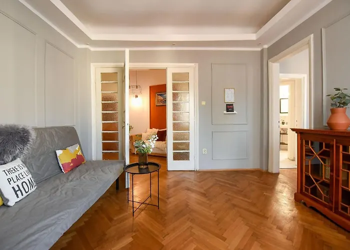 Stylish & Spacious Near The Old Town - A Touch Of History, A Dash Of Modernity *
