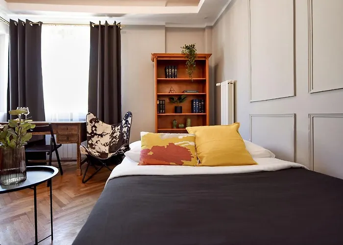 Stylish & Spacious Near The Old Town - A Touch Of History, A Dash Of Modernity 아파트 *