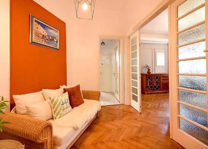 Stylish & Spacious Near The Old Town - A Touch Of History, A Dash Of Modernity
