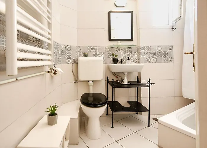 Apartament Stylish & Spacious Near The Old Town - A Touch Of History, A Dash Of Modernity