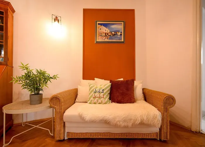 Stylish & Spacious Near The Old Town - A Touch Of History, A Dash Of Modernity