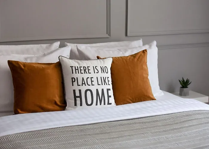 Stylish & Spacious Near The Old Town - A Touch Of History, A Dash Of Modernity