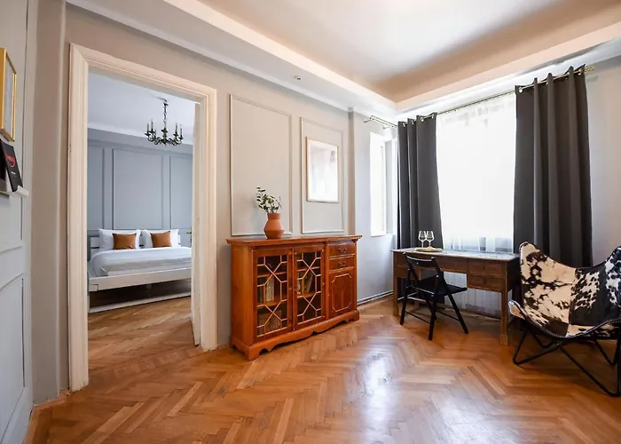 Stylish & Spacious Near The Old Town - A Touch Of History, A Dash Of Modernity Bükreş