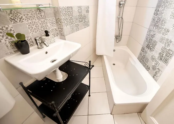 Stylish & Spacious Near The Old Town - A Touch Of History, A Dash Of Modernity * Boekarest